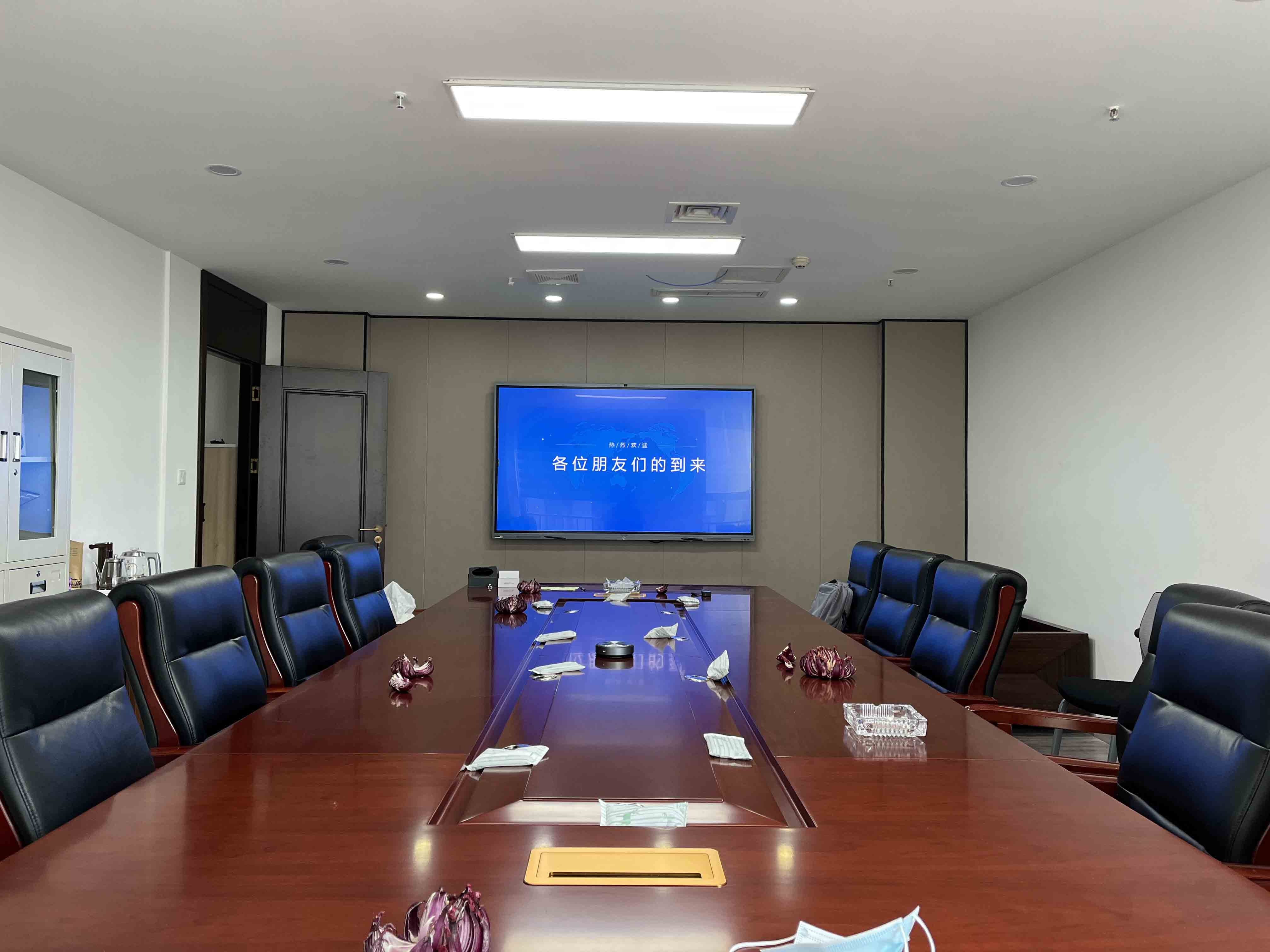 成都新艺人建设工程有限公司新装修会议室使用会议平板作为会议设备