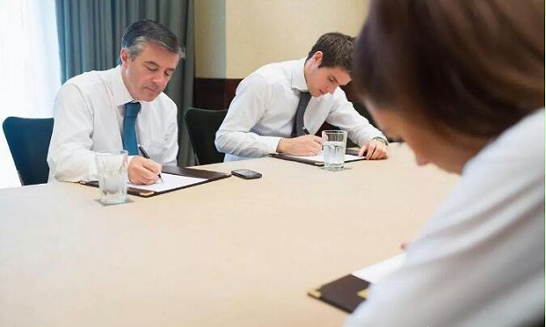 员工是否在会议中一直埋头记笔记