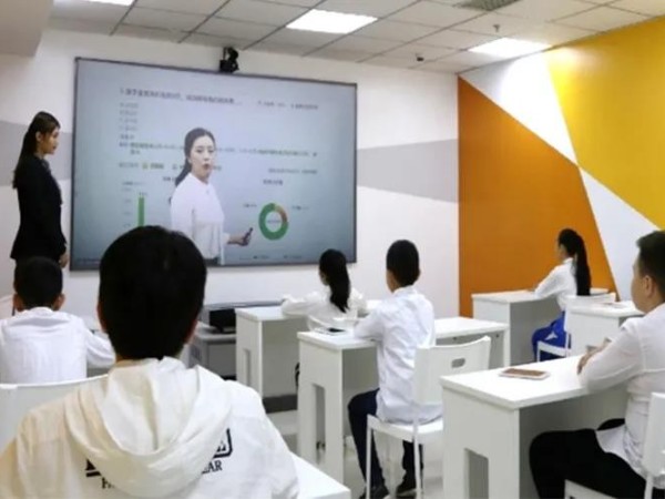 小鱼易连“智慧云课”企业培训平台提供的互动视频培训体验