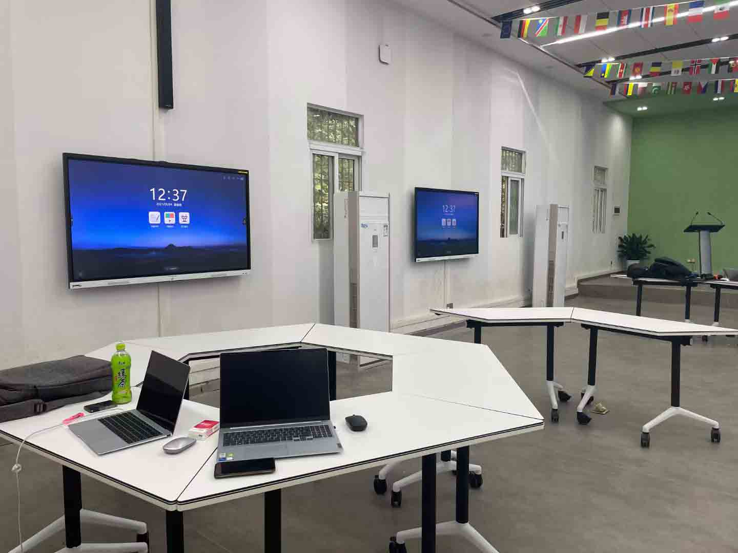 智能会议平板不仅仅用于会议室，还能用于教育、设计