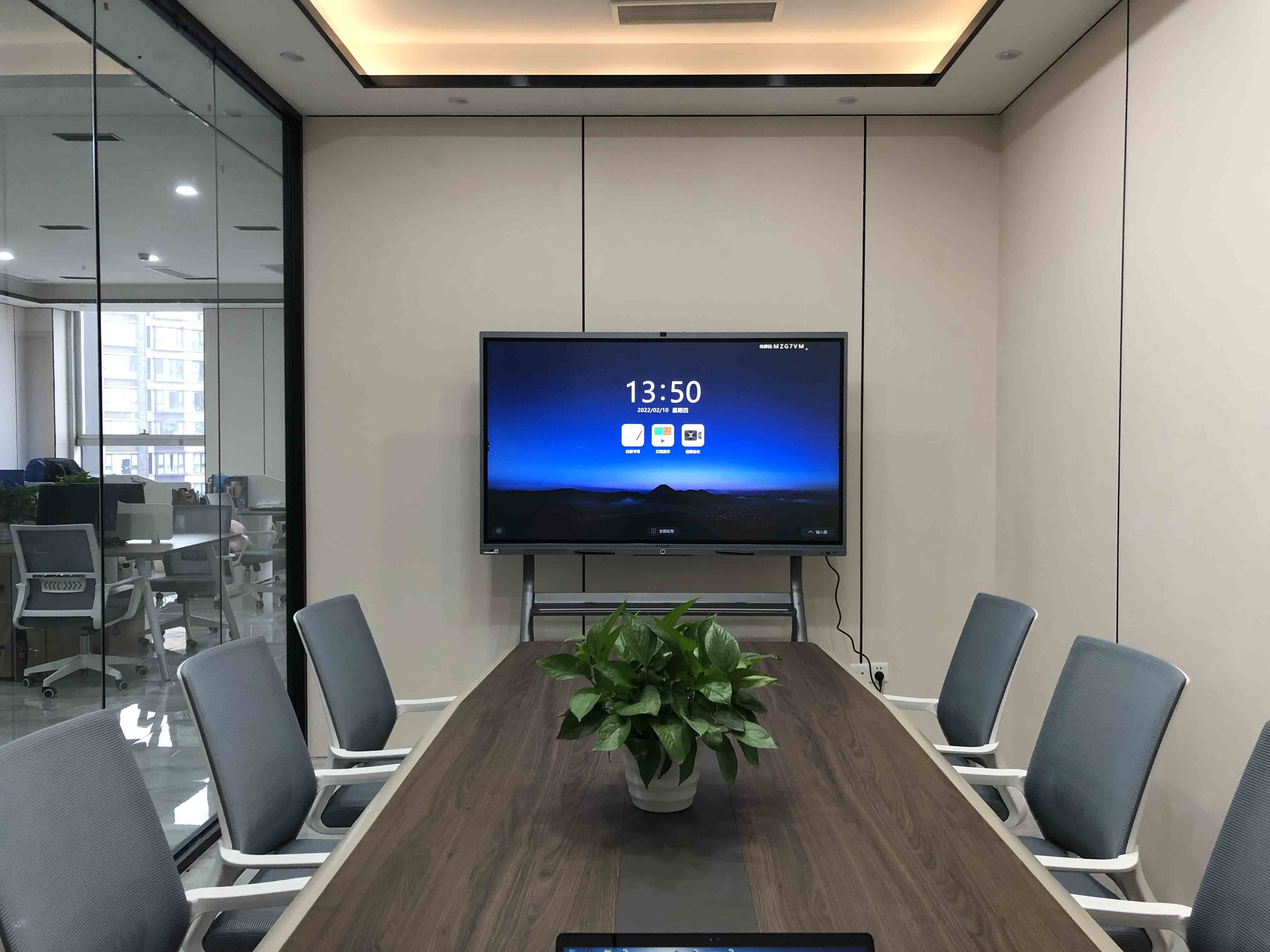 会议显示屏哪种好？推荐智能会议平板